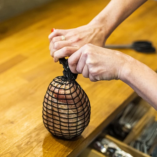 Plasă pentru mezeluri neagră cu dimensiuni de 18 cm x 5 m, cu rezistență termică până la 220°C - 4