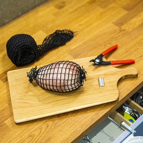 Plasă pentru mezeluri neagră cu dimensiuni de 18 cm x 5 m, cu rezistență termică până la 220°C - 5