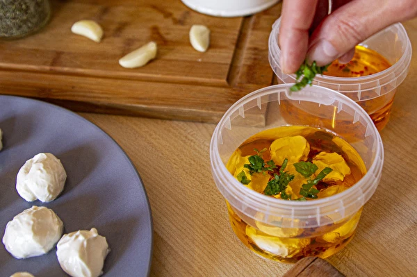 Biluțe de iaurt în ulei de măsline cu condimente