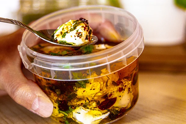 Biluțe de iaurt în ulei de măsline cu condimente