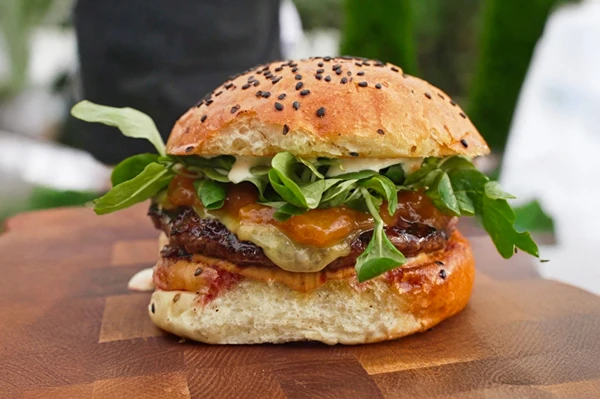 Burger cu gem de piersici – încearcă această combinație