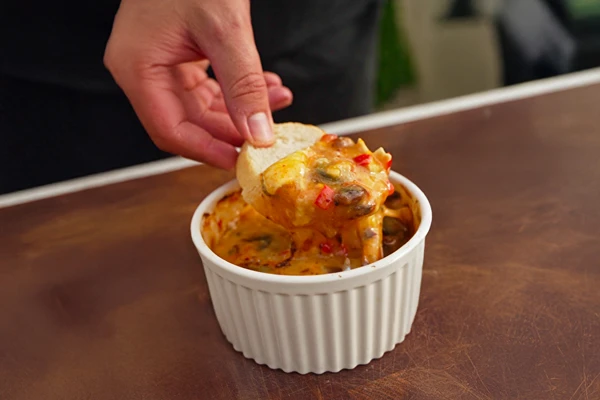 Camembert care se topește cu gem de piersici