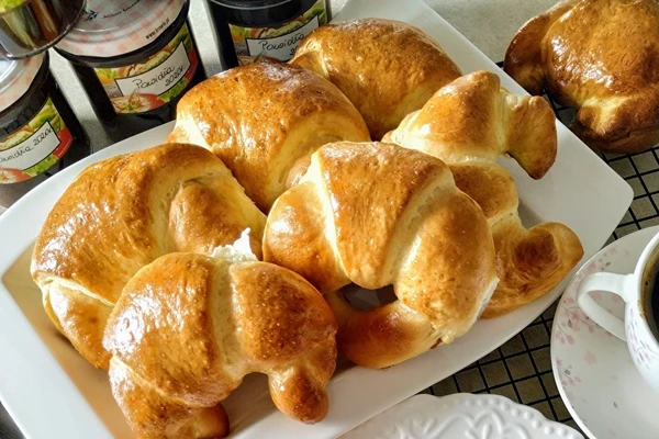 Cornulețe dospite din făină de speltă cu magiun