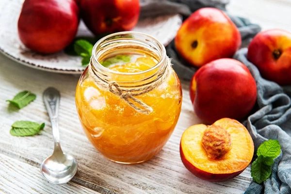Dulceață de piersici cu rozmarin