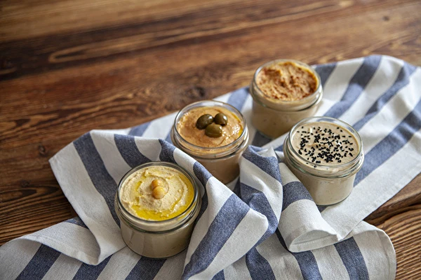 Hummus în diverse variante de gust