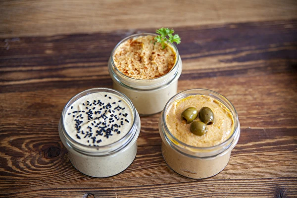Hummus în diverse variante de gust
