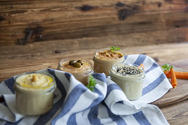 Hummus în diverse variante de gust