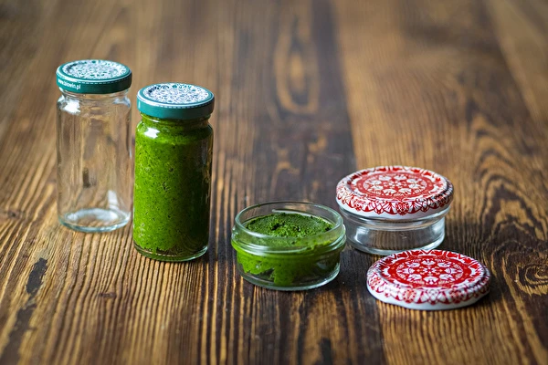 Pastă de leuștean — condiment MAGGI de casă