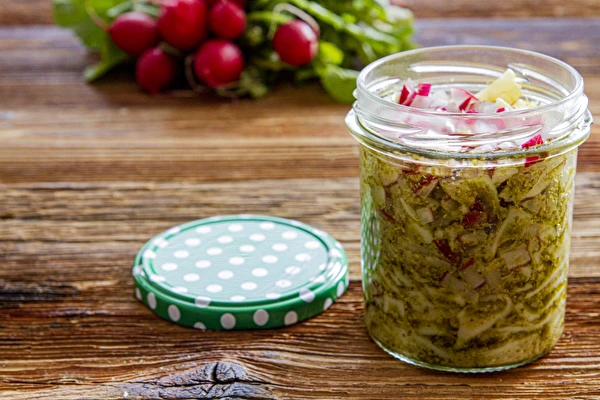 Pesto din frunze de ridiche