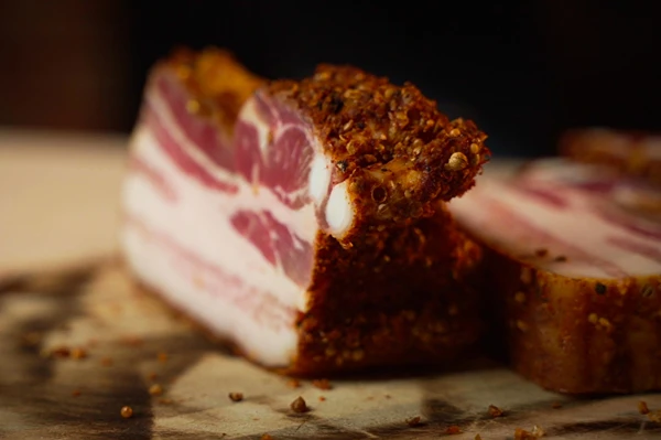 Piept de porc afumat în stil pastrami