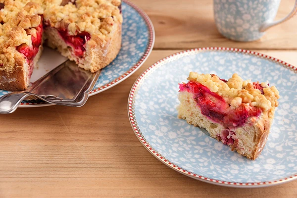Prăjitură cu drojdie fără frământare, cu căpșuni
