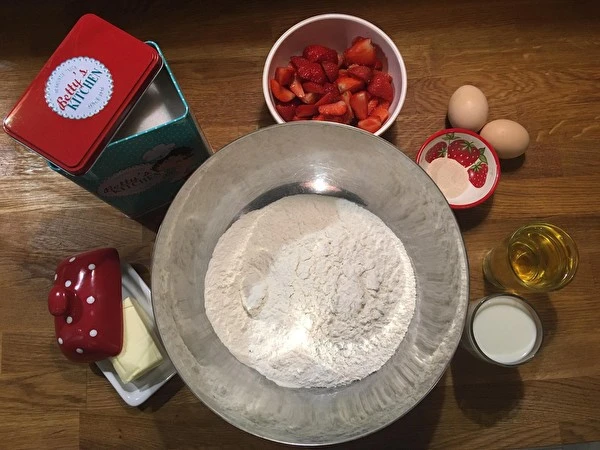 Prăjitură cu drojdie fără frământare, cu căpșuni