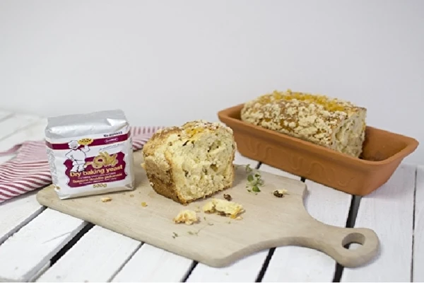 Prăjitură dospită de casă cu coacăze și crumble