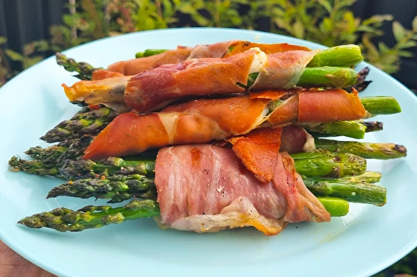 Sparanghel verde în șuncă de Parma, la grătar pe gaz