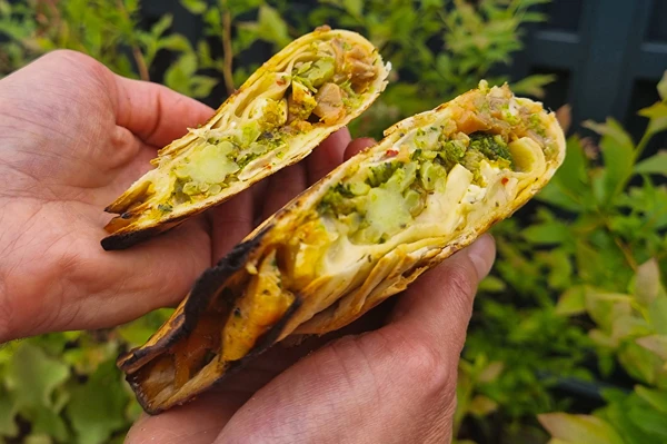 Tortille la grătar cu somon afumat și broccoli