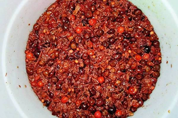 Vin de casă din vișine și agrișe