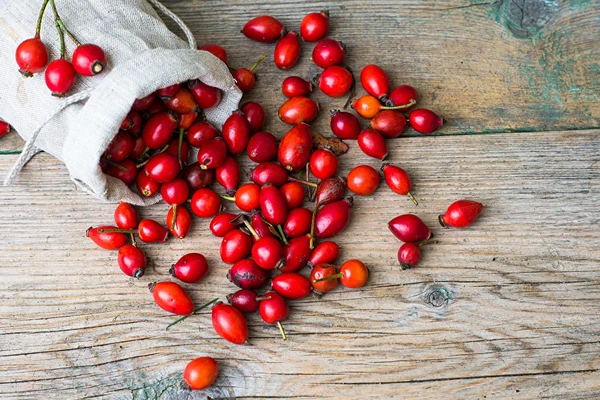 Vin din măceșe cu miere