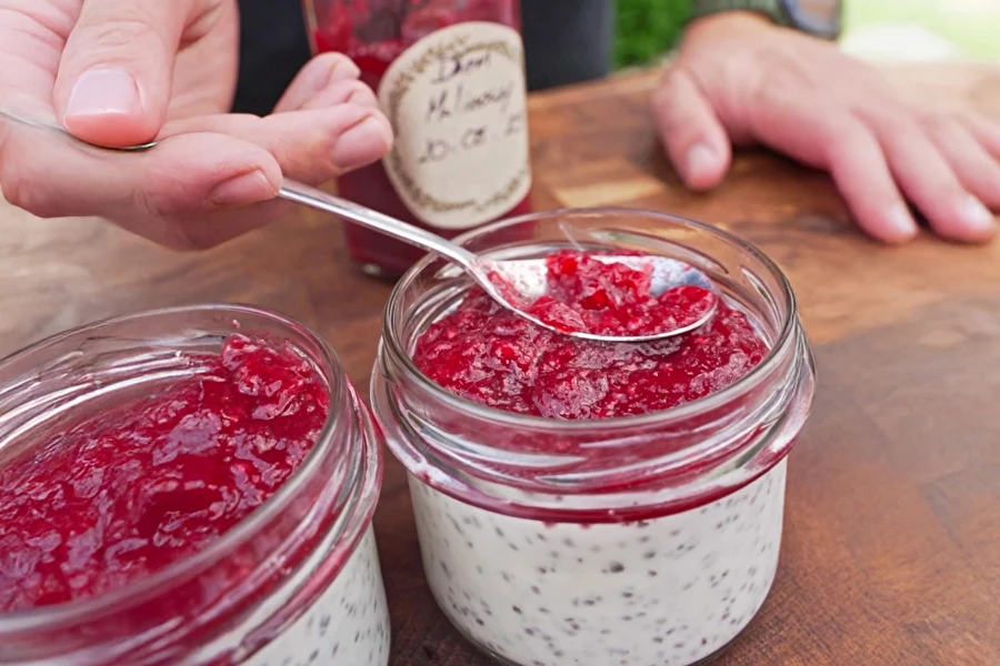 Browin Przepiśnik - Budincă de chia cu cocos și dulceață de zmeură