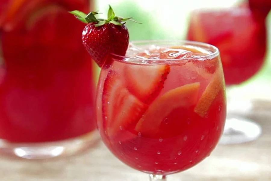 Browin Przepiśnik - Vin de căpșuni cu o notă de flori de soc negru